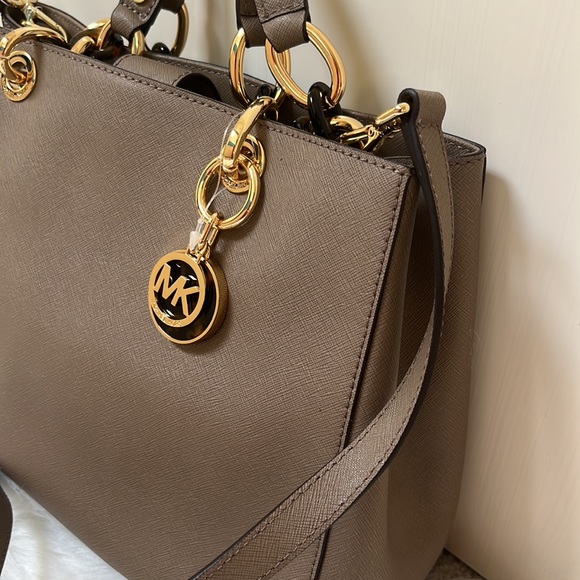 ⭐️NWT💯 Authentic Michael Kors Cynthia Medium Satchel - Picture 2 of 9